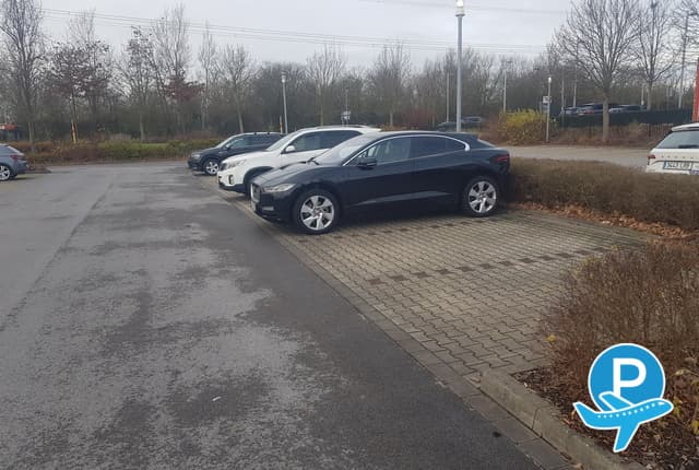 Flughafen Parkplatz DUS - Düsseldorf, D-Flughafen Term. B/C, Flughafenstraße 120 3